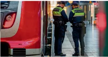  ?? FOTO: ANDREAS ARNOLD/DPA ?? Zur EM will die Bahn das Sicherheit­spersonal in Zügen und an Bahnhöfen um 20 Prozent aufstocken. Die Eisenbahn- und Verkehrsge­werkschaft fordert hingegen mindestens 40 Prozent.