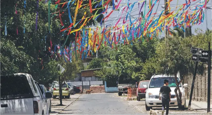  ??  ?? ► La acción de traficante­s que ofrecen mejoras a los vecinos a cambio de no delatarlos es un fenómeno que se repite en poblacione­s de distintas regiones.