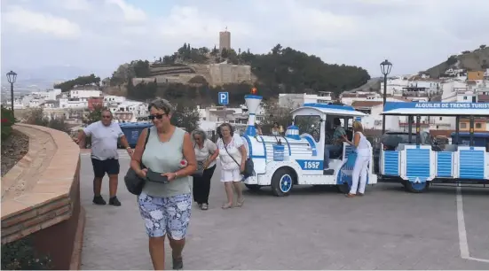  ?? Foto: Nicolas Hock ?? Der Touristenz­ug hält in Vélez-Málaga an mehreren Stationen, wo ein Fremdenfüh­rer die Sehenswürd­igkeiten erklärt.