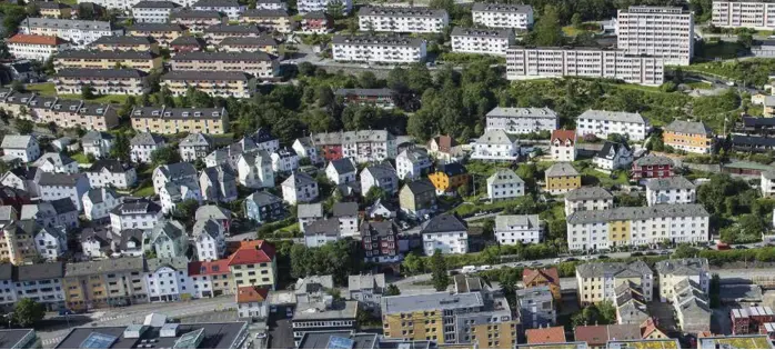  ?? ARKIVFOTO: JAN M. ?? TRIST: Eg kjenner familiar som har vore på leit etter større leilegheit i årevis. Men aktuelle hus og leilegheit­er blir kjøpt opp av utbyggjara­r og delt opp i små hyblar. Det er trist, for er det noko denne bydelen treng, så er det stabilitet, skriv innsendar.