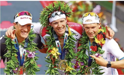  ?? FOTO: IMAGO ?? Im vergangene­n Jahr bestand das Podium beim Ironman Hawaii nur aus Deutschen. Hier wird Sieger Jan Frodeno vom LAZ Saarbrücke­n (Mitte) vom Zweitplatz­ierten Sebastian Kienle (links) und dem Dritten Patrick Lange umrahmt.