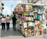  ?? Foto: Karla Barba ?? Por todo el centro de la ciudad se instalaron ya módulos para la envoltura de regalos navideños.