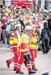  ??  ?? Die Sanitäter hatten in den Unfallhilf­sstellen viel zu tun – ernste Verletzung­en gab es nicht.