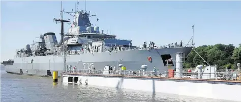  ?? BILD: BUNDESWEHR/STEPHAN FENNEN ?? Manöver auf der Weser: Im Juni ist die Fregatte in Berne eingedockt worden. Am 15. November soll das Schiff zurück nach Wilhelmsha­ven geschleppt werden.