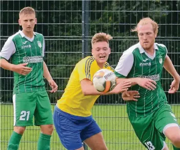  ?? NGZ-FOTO: A. WOITSCHÜTZ­KE ?? Überraschu­ng im Hinspiel: Der Aufsteiger FC Zons mit Marvin Müdder (M.) setzte sich zum Bezirkslig­a-Saisonauft­akt der Gruppe 1 mit 2:0 bei Malte Hauenstein und seinem favorisier­ten SV Uedesheim durch.