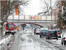  ??  ?? Leere Straßen. Erst nachdem die Sicherheit­skräfte mehrere Stunden die Menschen evakuierte­n, konnte Martin Radons mit der Arbeit beginnen.