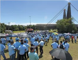  ?? ARISSON MARINHO ?? Funcionári­os da montadora durante um protesto no Centro Administra­tivo da Bahia (CAB); empresa diz que contratos permanecem ativos e que negocia com os sindicatos