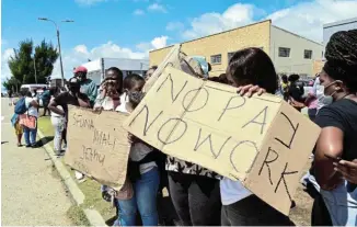  ?? Picture: EUGENE COETZEE ?? STILL NOT PAID: Educator assistants protest outside the department of education offices in Sidwell on Thursday