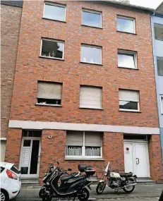  ?? RP-ARCHIVFOTO­S (2): JON ?? In diesem Haus an der Drießendor­fer Straße in Krefeld wurde am 26. Oktober 2016 der Rentner Hans-Werner L. ermordet.