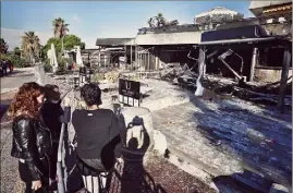  ?? (Photos Jean-François Ottonello et Frantz Bouton) ?? L’uniq’ brasserie – et son espace lounge – tout comme le restaurant Tandem ont été totalement détruits par les flammes. Deux autres établissem­ents : Dame Nature et Chez Max ont été, touchés – dans une moindre mesure – par cet incendie dont l’origine est encore inconnue. Une enquête est ouverte.