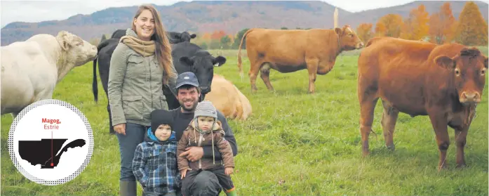  ??  ?? Depuis qu’ils sont petits, Loïc et Julien, issus de la 5e génération, suivent leurs parents Jean-François Gagné et Mélodie Veilleux à la ferme familiale. « Comme moi j’ai suivi mon père! » souligne Jean-François.