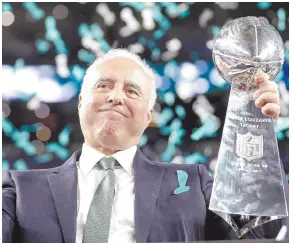  ?? ?? l Jeffrey Lurie, dueño de las Águilas de Filadelfia, sostiene el trofeo Vince Lombardi en 2018.