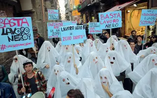  ??  ?? La protesta Un momento del flash mob a Napoli