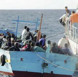  ??  ?? In fuga Il Mediterran­eo è oggi attraversa­to dai profughi che scappano dalle guerre