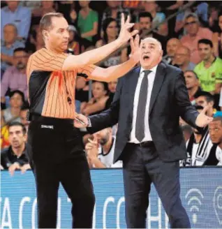  ?? EFE ?? Pablo Laso protesta una decisión arbitral durante el partido