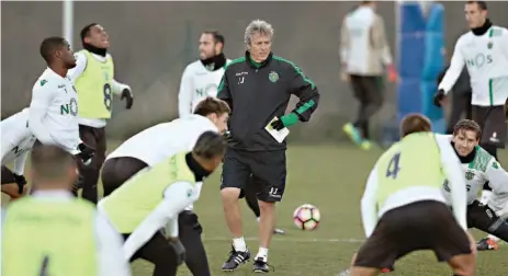  ??  ?? Jorge Jesus orienta o treino em Vila Pouca de Aguiar, o qual contou com a presença de uma centena de adeptos