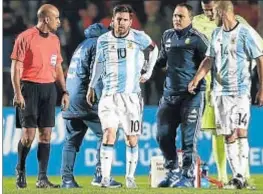  ?? EITAN ABRAMOVICH / AFP ?? Leo Messi tuvo que retirarse en el minuto 64 por el golpe