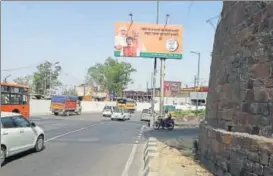  ?? SHIV SUNNY ?? This Ring Road stretch at the Kashmere Gate is a slope leading to a blind curve. Motorists are usually driving at great speeds on the slope; A blind curve means they seldom know what lies ahead.