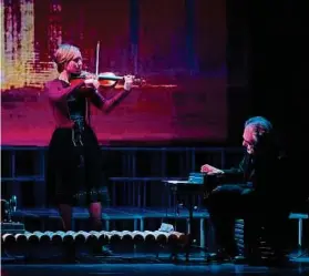  ?? Photo: Antoine Morin-de Saint Phalle ?? Les acteurs Eugénie Anselin et Philippe Fretun sur scène, elle au violon, lui au clavier.