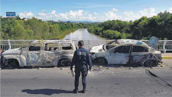  ??  ?? Sin salida. Una política de común acuerdo con EUA obliga a los migrantes a esperar en México. La matanza de una familia ha devuelto a discusión el peligro para los migrantes.