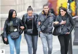  ?? PHOTOS AFP ?? 3. Après l’attaque, de nombreux employés de la préfecture de police de Paris ont quitté le bâtiment pour rentrer chez eux.