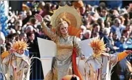  ??  ?? Mit einem Festumzug wird in Eisenach traditione­ll der Sommergewi­nn gefeiert, bei dem Sabrina Fink als Frau Sunna ins Publikum winkt. Foto: Martin Schutt