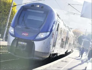  ?? (Photos Sébastien Botella) ?? Les rames RegioN dans la configurat­ion d’un train de  m ont circulé pour la première fois hier matin, entre Cannes et Vintimille.