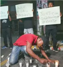  ?? FUENTE EXTERNA ?? Encienden velas frente a la fiscalía en defensa de Castillo.