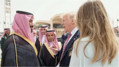  ??  ?? األمير محمد بن سلمان في وداع الرئيس ترمب. (واس)