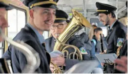  ?? ?? GLAZBENA KONTROLA U sklopu programa proslave putnike u tramvajima jučer je iznenadio orkestar ZET-a