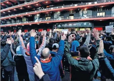  ??  ?? MANIFESTAC­IONES DE PROTESTA. La Curva Nord se concentra en los aledaños desde hace un mes.