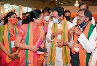  ?? — S. SURENDER REDDY ?? Union minister of state G. Kishan Reddy speaks with party leader Vijayashan­thi and others at the BJP state executive committee meeting at Sikh Village in Secunderab­ad on Sunday.