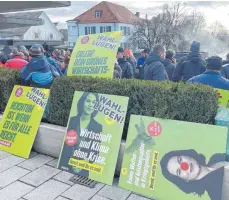  ?? FOTO: DAVID NAU/DPA ?? Landwirte protestier­en im Vorfeld des politische­n Aschermitt­wochs der Grünen vor der Stadthalle in Biberach. Innenminis­terin Faeser sieht die politische Debatte in Deutschlan­d derzeit einem vergiftete­n Klima ausgesetzt.