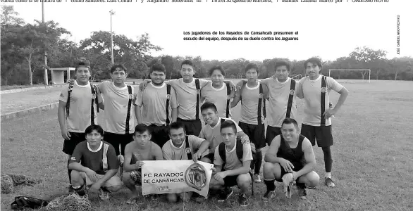  ??  ?? Los jugadores de los Rayados de Cansahcab presumen el escudo del equipo, después de su duelo contra los Jaguares