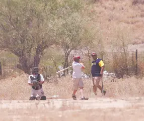  ??  ?? • La actividad en los campos de beisbol de La Reciclador­a no ha parado pese a la pandemia.