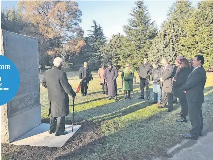  ?? Photo / Paul Taylor ?? Jerry Hapuku leads a blessing ceremony beside the memorial wall at Oak Meadow natural burial site.