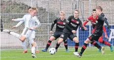  ?? FOTO: UM (ARCHIV) ?? Spät verlor Bayers U19 gegen Schalke. Simon Rhein, Tim-Henry Handwerker, Marian Prinz und Jakub Bednarczyk (v.l.) konnten es nicht verhindern.