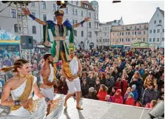  ?? Fotos: Peter Fastl ?? Warmgetanz­t: Auf der Tribüne vor dem Rathaus trotzen die Aktiven beim Showpro gramm auch kalten Temperatur­en.