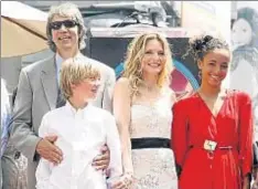  ?? KEVIN WINTER / GETTY ?? Michelle Pfeiffer, con sus hijos John y Claudia (adoptada)