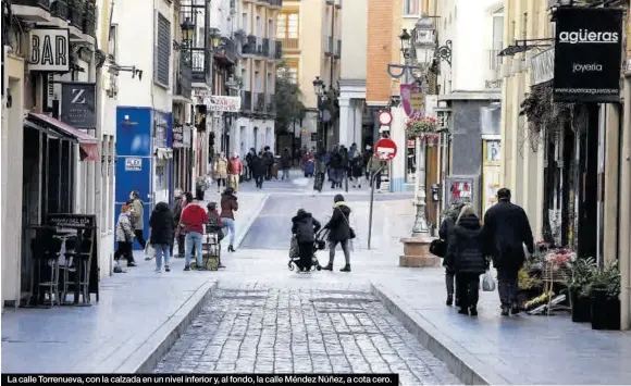  ?? ?? La calle Torrenueva, con la calzada en un nivel inferior y, al fondo, la calle Méndez Núñez, a cota cero.