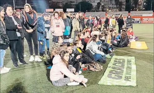  ?? VERO FERNÁNDEZ ?? Las jugadoras del Terrassa y del Viladecava­lls, unidas por la causa junto a amigos y familiares tras suspenders­e el partido