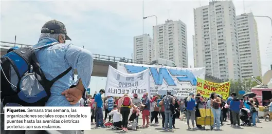  ?? ?? Piquetes. Semana tras semana, las organizaci­ones sociales copan desde los puentes hasta las avenidas céntricas porteñas con sus reclamos.