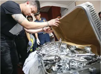  ?? (Ali Vicoy) ?? SHABU STASH – Bags of shabu and raw materials for making the illegal substance, wrapped in aluminum foil, were found in a gray luggage bag that was confiscate­d from Taiwanese Chang Chin Haw Friday.