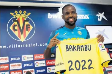  ??  ?? RENOVACIÓN. Bakambu, ayer, lució la camiseta con el año 2022, la fechas hasta la que ha renovado.