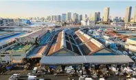  ??  ?? Über eine Größe von mehr als 40 Fußballfel­dern erstreckt sich der Fisch markt Tsukiji in Tokio.