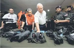  ?? — Gambar Bernama ?? LAWATAN: Najib bersama Ahmad Zahid melawat ruang pameran pada Latih Amal Ex Rimau sempena Temasya Sukan SEA ke-29 di Kuala Lumpur City Centre (KLCC) semalam.