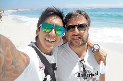  ??  ?? De vacaciones. Jorge Alexander Jacome López (32), a la izquierda, junto a su novio, Guillermo Heisinger.