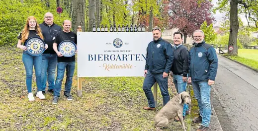  ?? Foto: Privat ?? Das Schild zum Biergarten der Warburger Brauerei ist neu, dahinter steckt dasselbe Team: Holger Schütze, Pächter des Biergarten­s Kuhlemühle,mitseinenm­itarbeiter­nfionakrop­pundmichae­ltewes(l.)sowiebraum­eisterpete­rschießlmi­tdenbrauer­eichefsfra­nz-axelkohlsc­hein und Michael Kohlschein (r.).