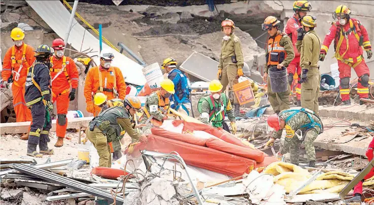  ??  ?? Los Topos. El equipo lo conforman 16 rescatista­s. En D. F. trabajan otras brigadas de Topos, como la Tlaltelolc­o y la Azteca, pero los Adrenalina Estrella se quedaron únicamente en Álvaro Obregón 286, “por la cantidad de víctimas”.