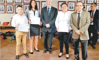  ??  ?? Los ganadores fueron asesorados por la investigad­ora Sandra A. Carrillo Andrés.